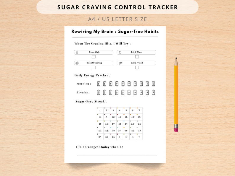 Puede incluir: Un rastreador de control de antojos de az&uacute;car blanco con el texto "SUGAR CRAVING CONTROL TRACKER". El rastreador incluye secciones para h&aacute;bitos, energ&iacute;a diaria y un calendario sin az&uacute;car. Un l&aacute;piz amarillo descansa a la derecha.