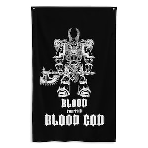 Puede incluir: Bandera de pared negra con una ilustración blanca de un guerrero con armadura, sosteniendo un arma. El texto "BLOOD FOR THE BLOOD GOD" se muestra en letras góticas blancas debajo del guerrero.