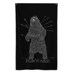 Puede incluir: Tapiz de pared negro con una ilustración detallada de un oso con flechas que perforan su cuerpo. El oso está de pie con la boca abierta. La palabra "FORWARD" está impresa en blanco en la parte inferior.