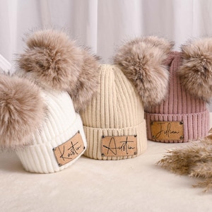 Beanie mit Gravur Lederpatch, personalisierte Kindermütze mit Fellbommel, Eltern-Kind-Strickmütze, Weihnachtsgeschenk für Baby, Kleinkinder Mütze