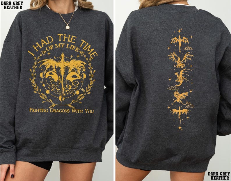 Puede incluir: Sudadera gris oscuro jaspeada con un gr&aacute;fico amarillo en la parte delantera que dice "I had the time of my life fighting dragons with you". La parte posterior de la sudadera tiene una l&iacute;nea vertical de siluetas de dragones amarillos.