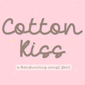 Puede incluir: Un gráfico digital con las palabras "Cotton Kiss" en una fuente manuscrita marrón, sobre un fondo rosa suave. El texto "a handwriting script font" está debajo del texto principal.