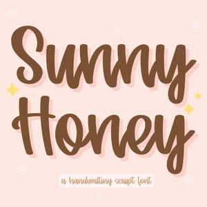 以下が含まれることがあります： 茶色の手書きスクリプトフォントで「Sunny Honey」という言葉が書かれたデジタルグラフィック。テキストは、小さな黄色の星のアクセントと、下に「a handwriting script font」というテキストが入った、薄いピンク色の背景に設定されています。