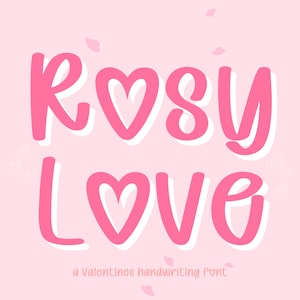Pode incluir: Design de fonte manuscrita rosa e branca com o texto "Rosy Love" e as palavras "a Valentines handwriting font" abaixo. O fundo é de cor rosa claro com pequenos corações brancos espalhados ao redor do texto.