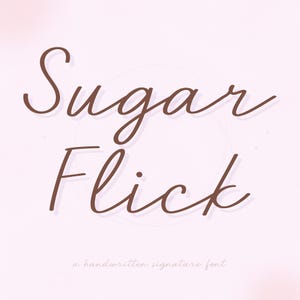 Puede incluir: Sobre un fondo rosa claro, las palabras "Sugar Flick" están escritas en marrón con una fuente manuscrita. Debajo, el texto dice "a handwritten signature font".