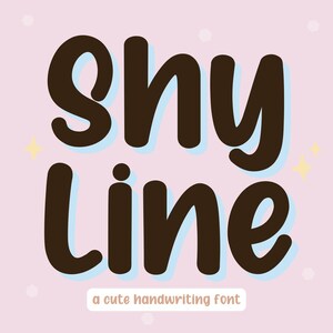 Puede incluir: Un diseño gráfico para una fuente llamada "Shy Line" con un estilo de fuente de escritura a mano lindo. El texto está en marrón con un contorno azul claro sobre un fondo rosa.
