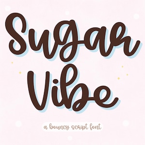 Op de afbeelding: Grafisch ontwerp met de woorden "Sugar Vibe" in een bruin, veerkrachtig scriptlettertype met een lichtblauwe schaduw. De zin "a bouncy script font" staat eronder in een kleiner, lichtbruin lettertype, tegen een lichtroze achtergrond.