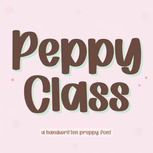 Puede incluir: Las palabras "Peppy Class" en fuente marrón redondeada con sombra verde claro sobre fondo rosa claro. Debajo, el texto dice "a handwritten preppy font". Pequeñas estrellas rosas acentúan las esquinas.