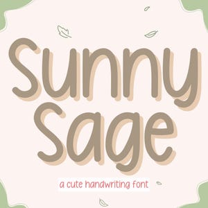 Op de afbeelding: Een schattig handgeschreven lettertype genaamd "Sunny Sage" in lichtbruine kleur met een perzikkleurige omtrek. Het lettertype wordt weergegeven op een lichtroze achtergrond met verspreide groene bladeren.