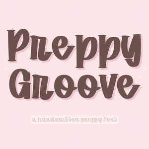 Puede incluir: Gráfico digital con las palabras "Preppy Groove" en una fuente redondeada marrón oscuro. Debajo, el texto "a handwritten preppy font" está en un estilo manuscrito más pequeño, marrón claro. El fondo es rosa suave.