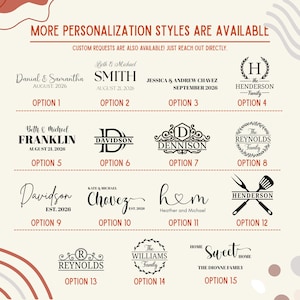 Puede incluir: Gr&aacute;fico que muestra varios estilos de personalizaci&oacute;n, incluyendo nombres de familias y fechas. Las opciones incluyen fuentes estilizadas y elementos decorativos como coronas y monogramas. El texto dice "MORE PERSONALIZATION STYLES ARE AVAILABLE".