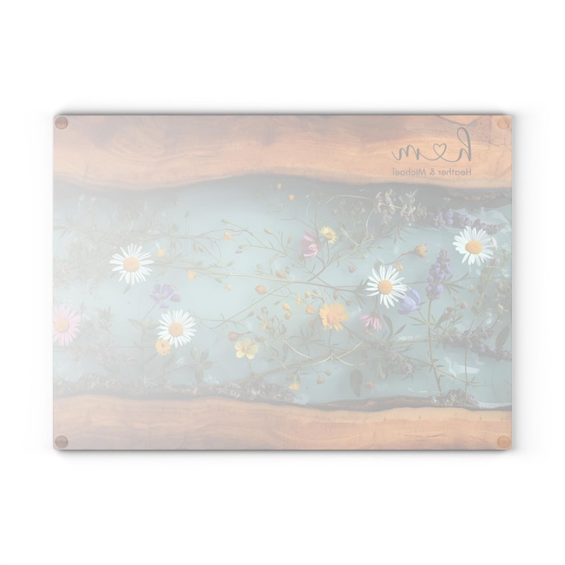 Puede incluir: Tabla de cortar rectangular con dise&ntilde;o floral. La tabla presenta un fondo azul claro con una variedad de flores y vegetaci&oacute;n coloridas. Los bordes son de color madera natural y el texto "med" es visible en la esquina superior derecha.
