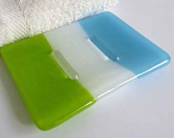 Gesmolten glazen zeepschaal in cyaanblauw, wit en lentegroen door BPRDesigns