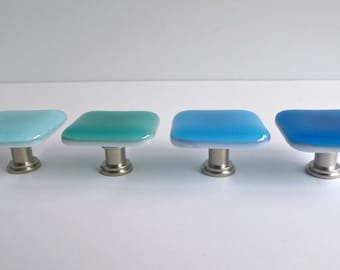 Boutons de porte d'armoire carrés en verre fusionné bleu-vert de style spa par BPRDesigns