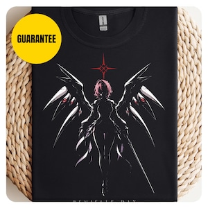 Puede incluir: Una camiseta negra con un estampado gráfico de una figura oscura alada con cabello rosa, sosteniendo una espada. Sobre la figura hay un símbolo de estrella roja de cuatro puntas. El diseño incluye el texto GUARANTEE en un círculo amarillo y REMIELLE DAN.