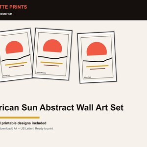 Pu&ograve; includere: Set di tre stampe artistiche astratte incorniciate. Ogni stampa presenta una forma di sole rosso sopra una linea nera e due linee orizzontali gialle e marroni. Le stampe sono intitolate "Rising Sun", "Desert Window" e "Ochre Field". Il testo "African Sun Abstract Wall Art Set" &egrave; sotto.