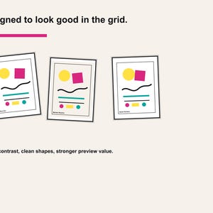 Pu&ograve; includere: Tre stampe artistiche incorniciate con disegni astratti. Ogni stampa presenta un cerchio giallo, un quadrato rosa e linee nere, turchesi e gialle. Il testo "Designed to look good in the grid" &egrave; in alto.