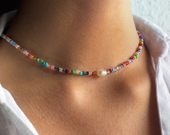 Bunte Perlenkette mit Süßwasserperle | bunter Perlenchoker | Perlenhalskette bunt | Perlenkette Boho | Süßwasserperlenkette