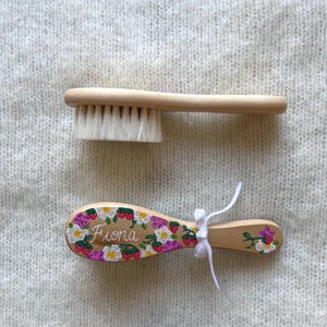 パーソナライズされた手描きのベビーヘアブラシ | ユニークなカスタムベビーギフト | 新生児の記念品 | イチゴと花 | 天然のソフトブラシ