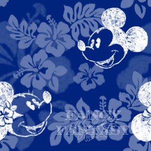 Op de afbeelding: Een blauwe achtergrond met witte hibiscusbloemen en Mickey Mouse-silhouetten. De tekst "FANCY FANTASY STUDIOS" staat onderin het midden van de afbeelding.
