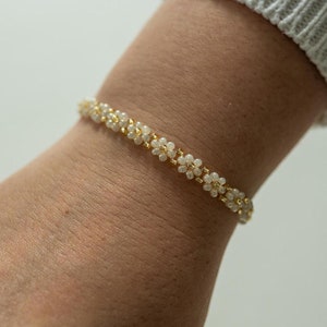 Bracelet Fleur Beige Or Blanc | bracelet fait main | Bracelet en or | Bracelet de perles avec fleurs | Cadeau pour elle | Cadeau pour elle