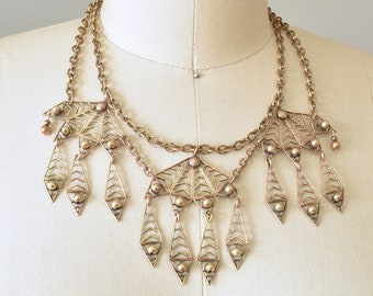 Colar Hathor Vintage em Latão, Estilo Art Déco, Renascimento Egípcio - Joia Marcante