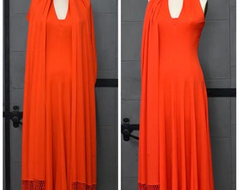 Vestido longo laranja estilo Mod dos anos 1960 e xale com franjas de Shannon Rogers