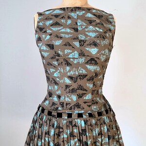 Natlynn cotton 1950s dress, novelty print 50s dress, cotton midi dress, sleeveless summer dresses, vintage dresses for women image 3