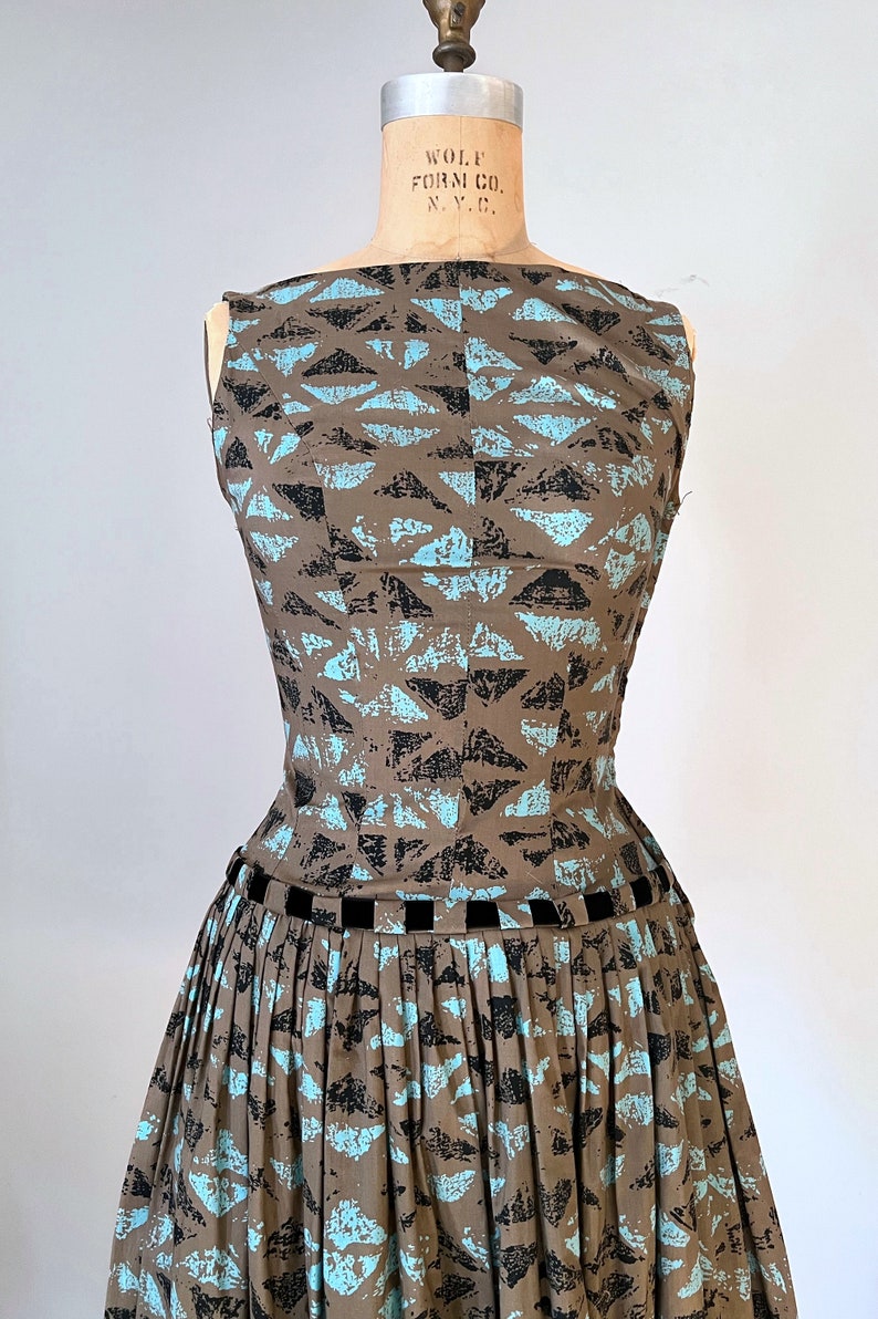 Natlynn cotton 1950s dress, novelty print 50s dress, cotton midi dress, sleeveless summer dresses, vintage dresses for women image 3