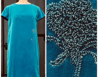 Vestido estilo tenda vintage dos anos 1960 em veludo azul-petróleo com bordado floral feito à mão.