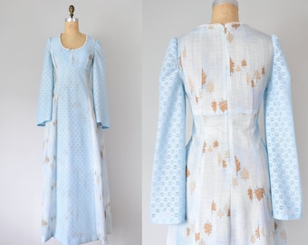Vestido longo estilo campestre com detalhes em renda, modelo Raelene, anos 70.