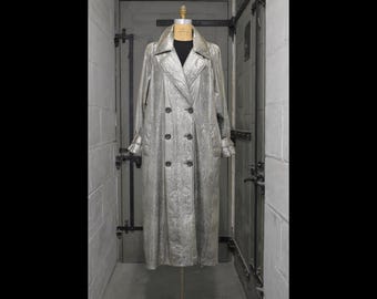 Trench coat Marguerite Rubel em tom de chumbo metálico com estampa de pele de cobra, década de 1970.