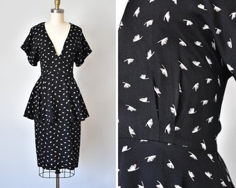 Vestido peplum Sera em rayon com estampa de penas pretas – Estilo anos 80 com toque dos anos 40