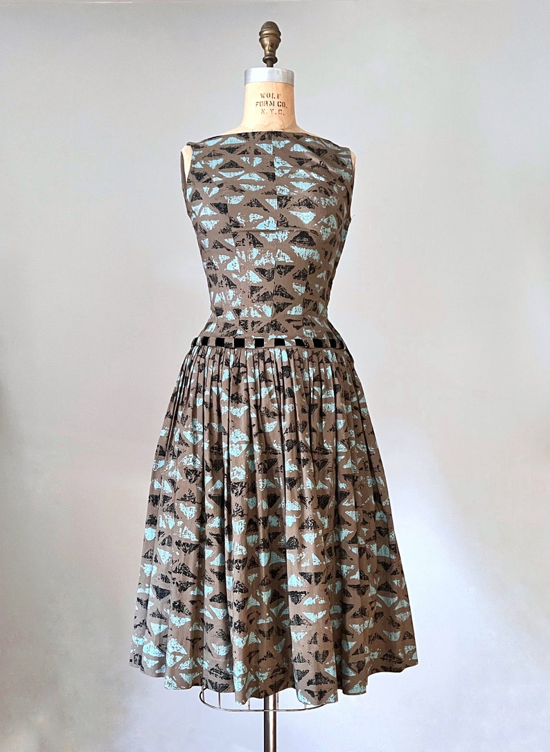 Natlynn cotton 1950s dress, novelty print 50s dress, cotton midi dress, sleeveless summer dresses, vintage dresses for women image 2