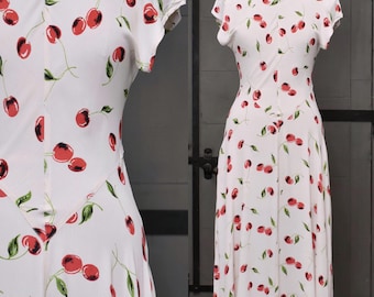 Vestido longo Eileen Vintage anos 90 em rayon com estampa de cerejas.