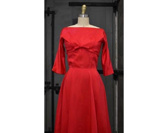 Vestido de coquetel vintage anos 50 em cetim vermelho, modelo evasê rockabilly.