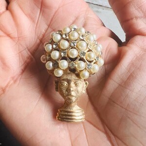 Rare Coro African pearl rhinestone brooch, pearl brooch, 1950s lapel pin, African queen, vintage jewelry, 60s image 4