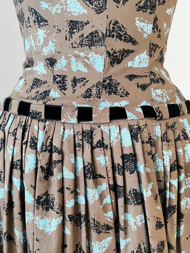 Natlynn cotton 1950s dress, novelty print 50s dress, cotton midi dress, sleeveless summer dresses, vintage dresses for women image 8
