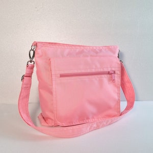 Sac messager rose en nylon résistant à l'eau - Sac à bandoulière, Sac à bandoulière, Sac de voyage, Femme, sac léger à fermeture à glissière - Judith