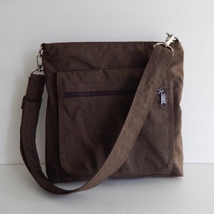 Brown Water Resistant Nylon Messenger Bag Schoudertas, lichtgewicht crossbody tas, kleine handige tas, Reistas, Vrouwen sling bag Judith afbeelding 1