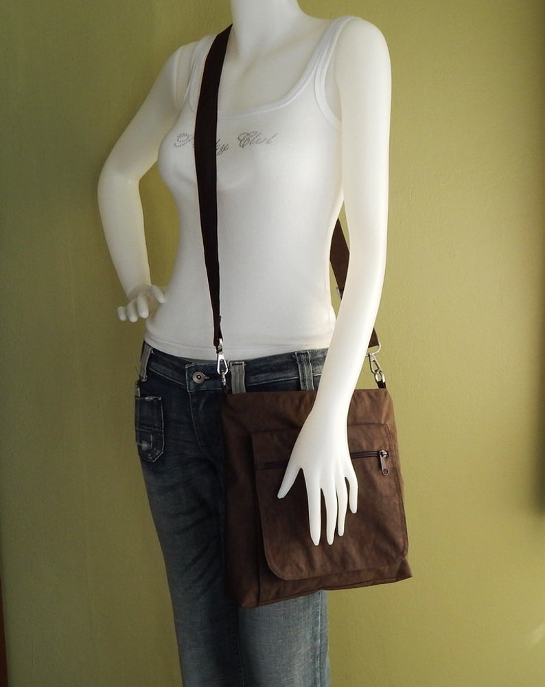 Brown Water Resistant Nylon Messenger Bag Schoudertas, lichtgewicht crossbody tas, kleine handige tas, Reistas, Vrouwen sling bag Judith afbeelding 4