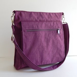 Deep Plum Wasserfeste Nylon Umhängetasche, kleine Umhängetasche, Geschenk für Frauen, leichte Umhängetasche mit Reißverschluss - Judith