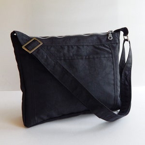 Schwarze wasserfeste Nylontasche - Umhängetasche, kleine Umhängetasche, Frauenkuriertasche, Reißverschlusstasche - AMANDA