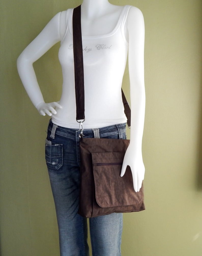 Brown Water Resistant Nylon Messenger Bag Schoudertas, lichtgewicht crossbody tas, kleine handige tas, Reistas, Vrouwen sling bag Judith afbeelding 2