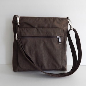 Brown Water Resistant Nylon Messenger Bag Schoudertas, lichtgewicht crossbody tas, kleine handige tas, Reistas, Vrouwen sling bag Judith afbeelding 3