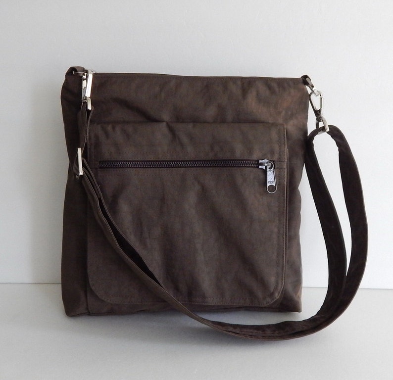 Brown Water Resistant Nylon Messenger Bag Schoudertas, lichtgewicht crossbody tas, kleine handige tas, Reistas, Vrouwen sling bag Judith afbeelding 3