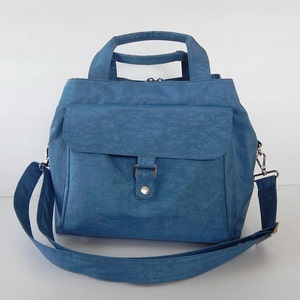Wasserfeste Nylontasche in dunklem Himmelblau - Umhängetasche, kleine Wickeltasche, Tote, Crossbody, 3 Fächer, Umhängetasche - GINA