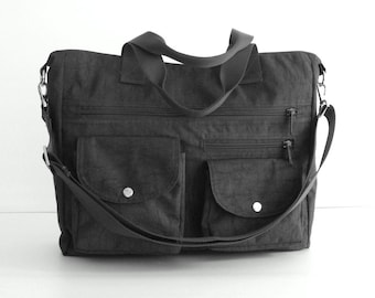 Peut inclure: Un sac fourre-tout en nylon noir avec deux poches zippées et une longue bandoulière réglable.