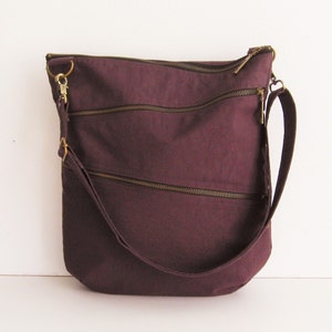 Wasserfeste Nylontasche in dunkler Pflaume - Crossbody-Tasche, Reißverschlusstasche, Messenger-tasche, Reisetasche, Frauentasche mit Reißverschluss - ENYA