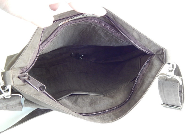 Brown Water Resistant Nylon Messenger Bag Schoudertas, lichtgewicht crossbody tas, kleine handige tas, Reistas, Vrouwen sling bag Judith afbeelding 5